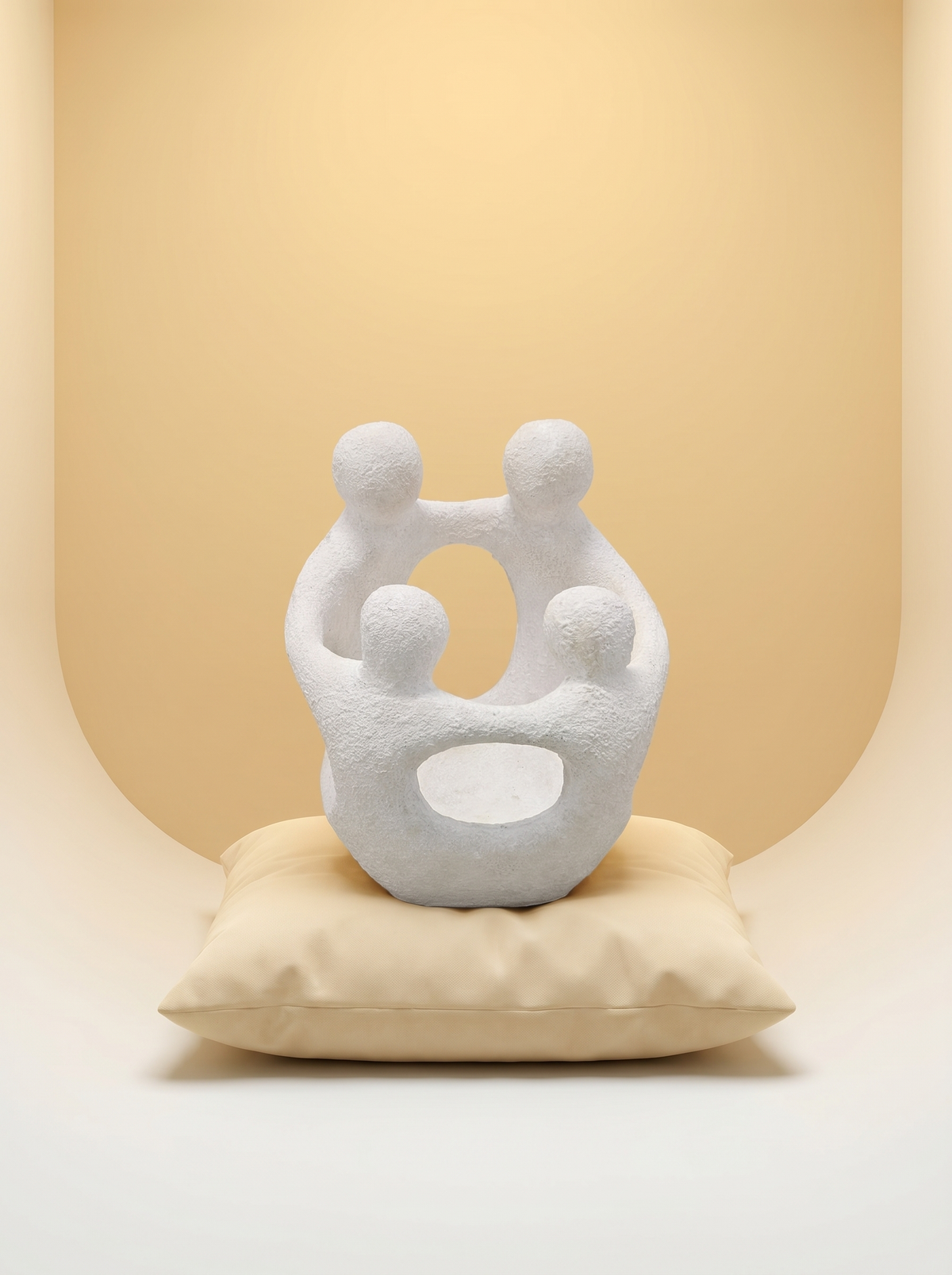 Wit aardewerk familiebeeld Amity — abstract sculptuur van een omarmend gezin van vier