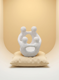 Wit aardewerk familiebeeld Amity — abstract sculptuur van een omarmend gezin van vier